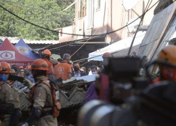 Polícia ouve dono de prédio que desabou no Rio