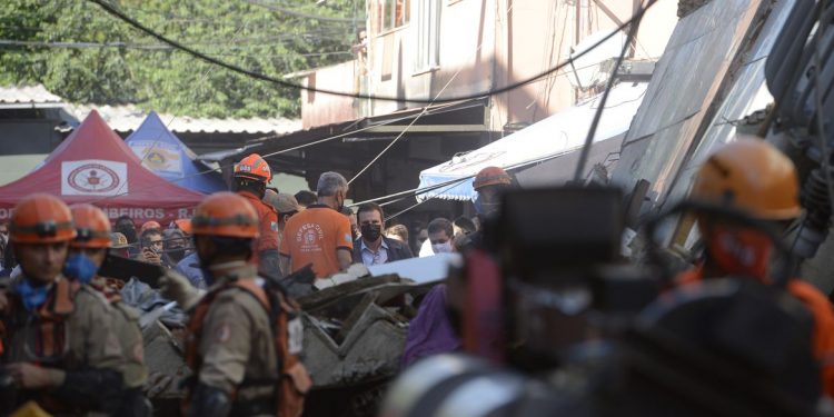Polícia ouve dono de prédio que desabou no Rio