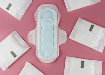 Russas: alunas e servidoras da UFC arrecadam absorventes descartáveis para distribuir entre mulheres do município