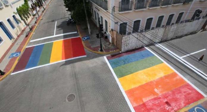 Estabelecimentos públicos e privados devem fixar placas de enfrentamento à LGBTfobia