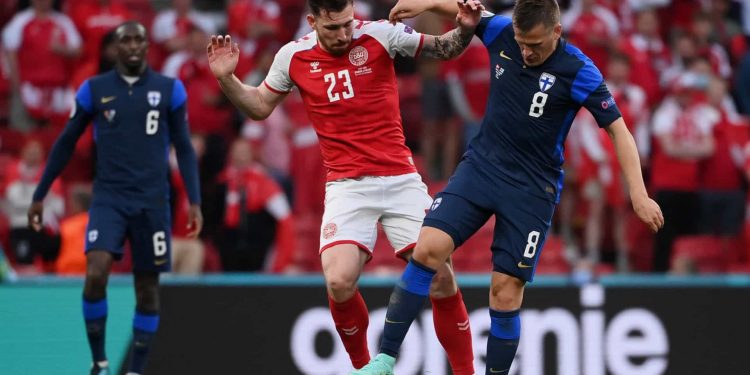 Após desmaio em campo, Finlândia vence a Dinamarca na Eurocopa