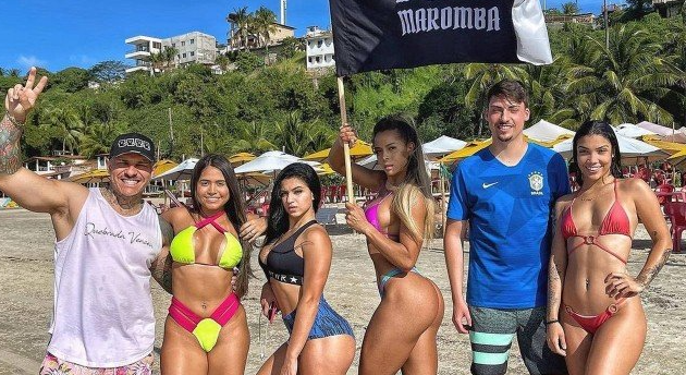 Filho 04 de Bolsonaro curte viagem ao Ceará ao lado de mulheres e sem máscara