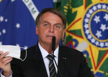Bolsonaro agora diz que palavra final sobre máscaras cabe a Queiroga, governadores e prefeitos