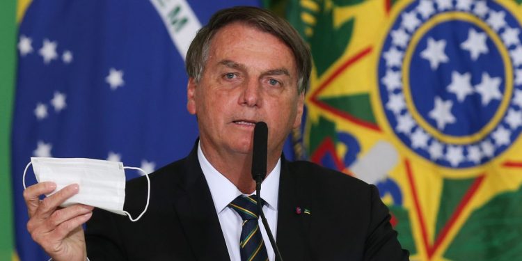 Bolsonaro agora diz que palavra final sobre máscaras cabe a Queiroga, governadores e prefeitos