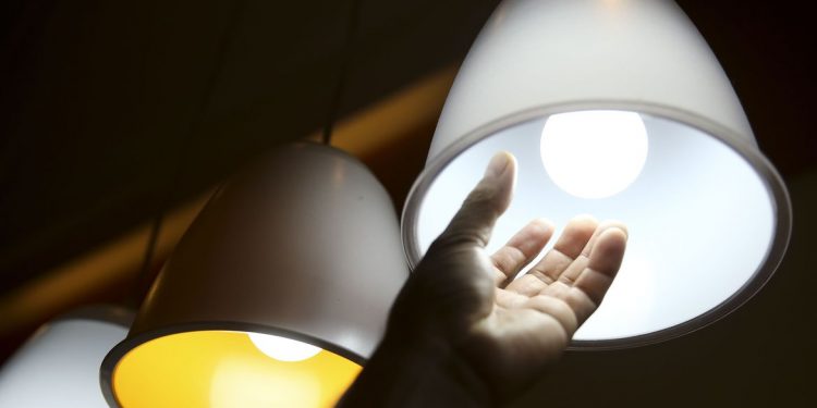 Conta de luz segue com taxa extra mais alta em agosto