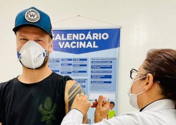 Rodrigo Hilbert se vacina e vira alvo de piadas