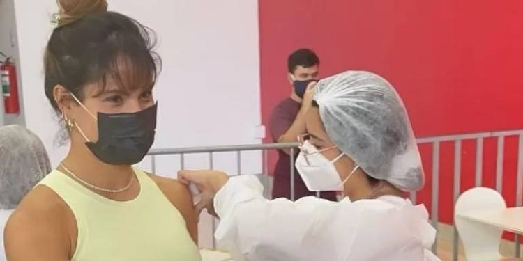 Thyane Dantas toma vacina antes da hora e secretaria de Fortaleza abre processo