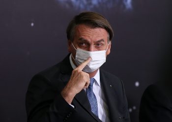 Forças Armadas têm que decidir se estão com Bolsonaro ou com a democracia, diz artigo no NYT