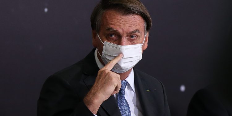 Forças Armadas têm que decidir se estão com Bolsonaro ou com a democracia, diz artigo no NYT