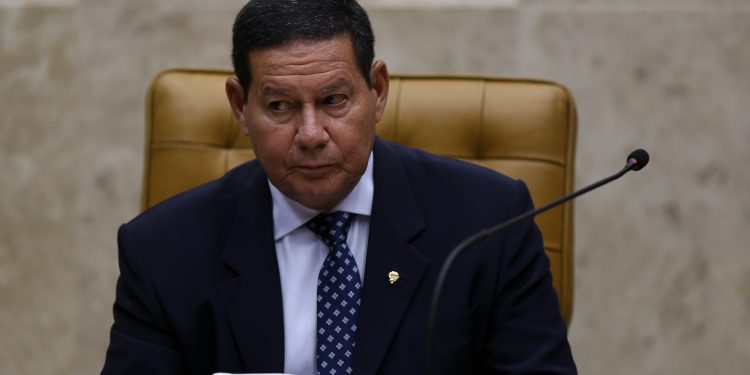Parte do eleitorado pode ficar confusa com aproximação entre Bolsonaro e centrão, diz Mourão