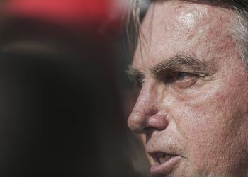 Bolsonaro volta a colocar eleições em xeque e, sem provas, diz que Aécio derrotou Dilma em 2014