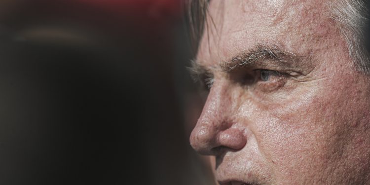 Bolsonaro volta a colocar eleições em xeque e, sem provas, diz que Aécio derrotou Dilma em 2014