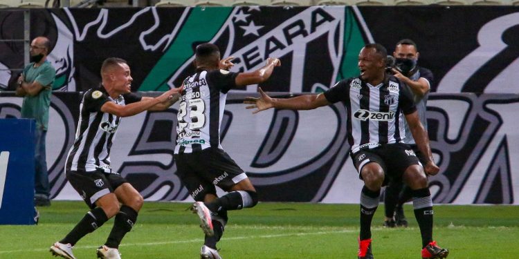 Ceará marca nos acréscimos e vence Athletico-PR na Arena Castelão