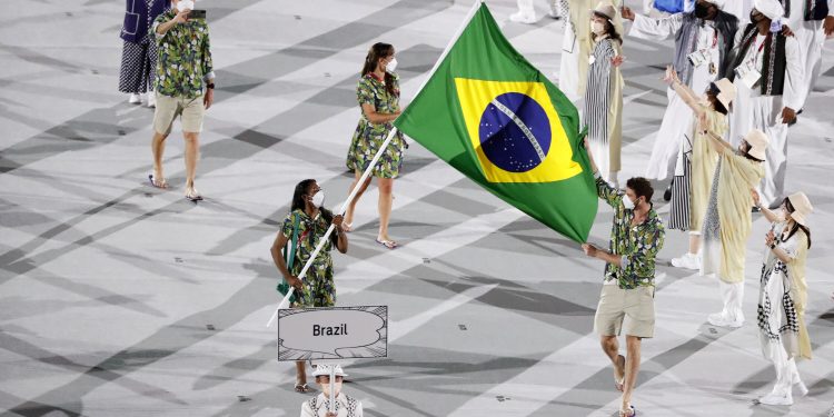 Time Brasil mostra que leva pandemia a sério ao desfilar com delegação curta na abertura das Olimpíadas