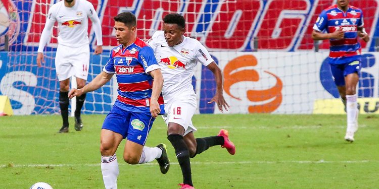 Fortaleza bate Bragantino para seguir perto dos líderes