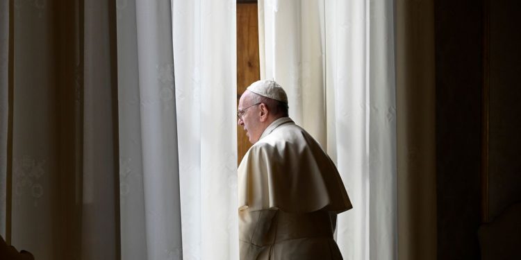 Papa está caminhando e se alimentando, diz Vaticano