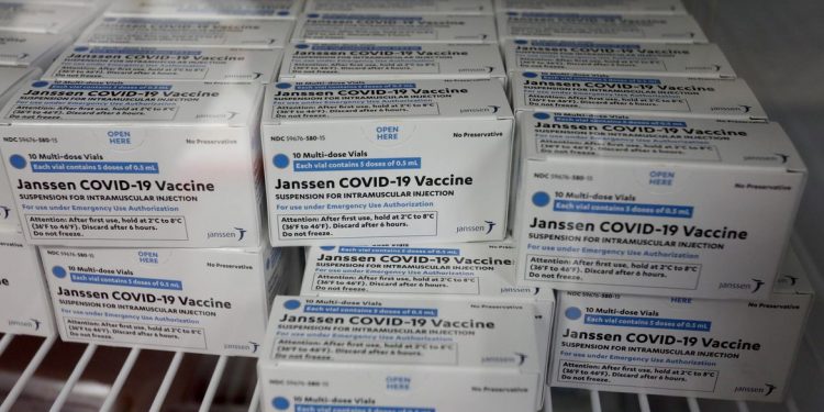 Anvisa pede alteração na bula de vacinas Janssen e AstraZeneca