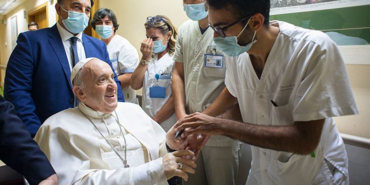 Papa Francisco aparece pela 1ª vez após cirurgia e faz oração da varanda de hospital