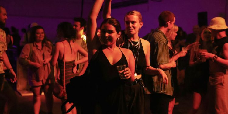 Inglaterra exigirá prova de vacinação para casas noturnas