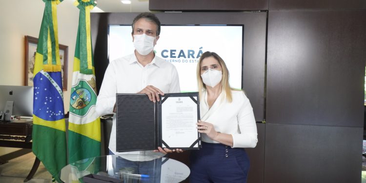 Governo do Ceará sanciona Lei que vai adquirir 28 mil notebooks para professores da rede estadual