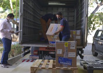 Ceará recebe 69.030 doses da Pfizer e nova remessa da CoronaVac chega nesta madrugada