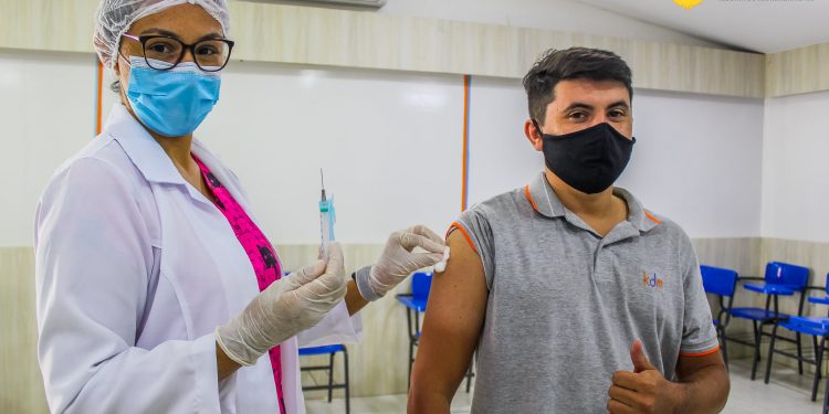 Aracati: Mutirão de Vacinação contra Covid-19 imuniza pessoas de 30 a 59 anos
