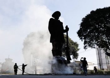 Estátua do bandeirante Borba Gato é incendiada em São Paulo; veja vídeo