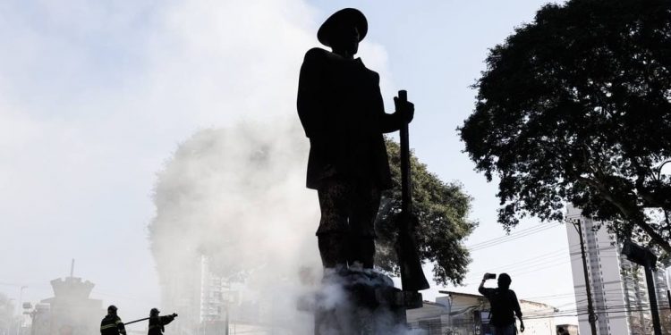 Estátua do bandeirante Borba Gato é incendiada em São Paulo; veja vídeo