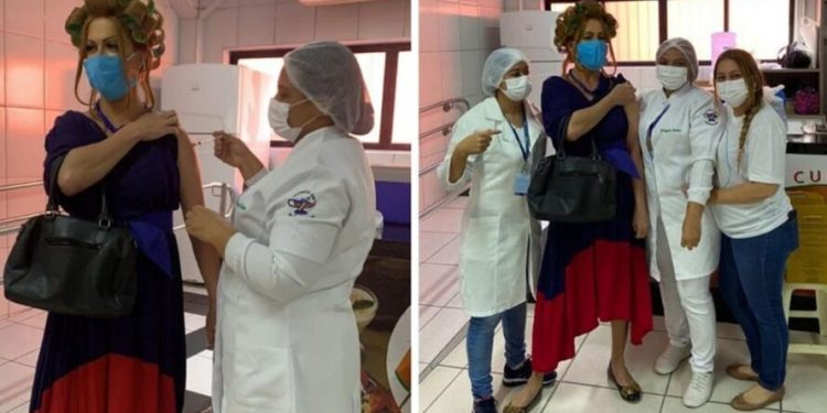 Vestido de Dona Hermínia, maquiador homenageia Paulo Gustavo ao tomar vacina