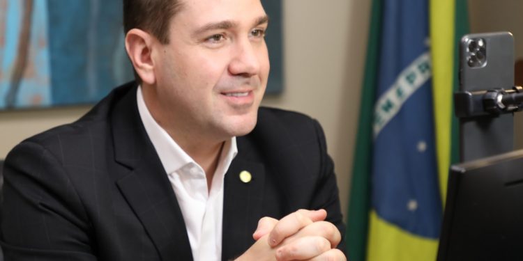 Eduardo Bismarck sugere PL concedendo à nadadora Maria Lenk a designação de Patronesse do Esporte Brasileiro