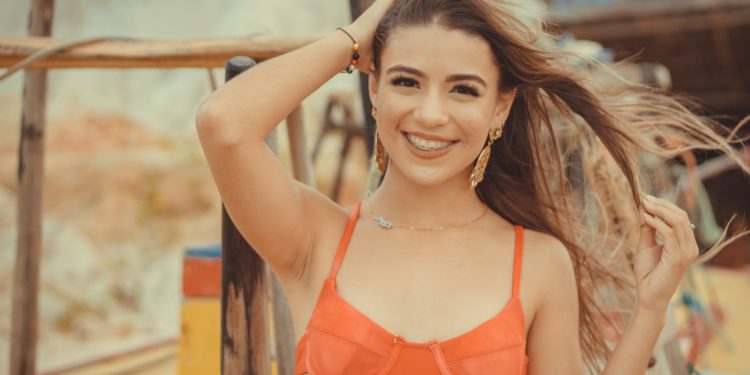 Gisele Rocha, de Beberibe, vence o Garota Verão 2021 da Sinal