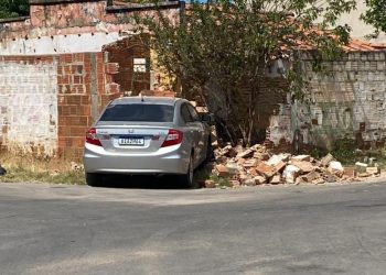 Aracati: carro desvia de moto e colide com um muro na Duque de Caxias