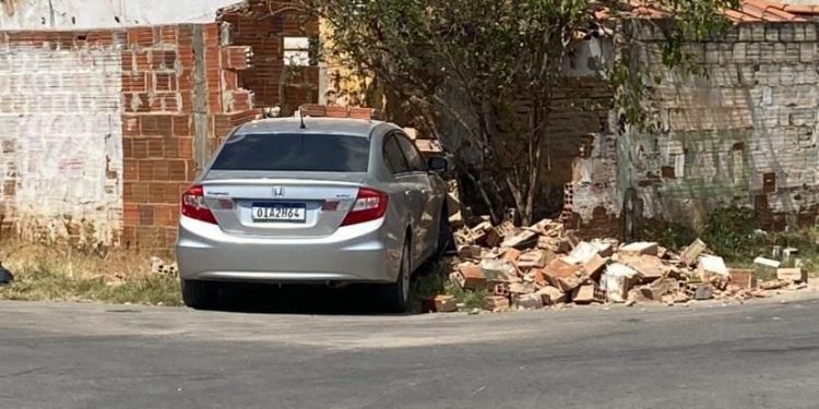Aracati: carro desvia de moto e colide com um muro na Duque de Caxias