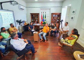 Bismarck fala à população aracatiense direto da Prefeitura Municipal em transmissão realizada pela Sinal