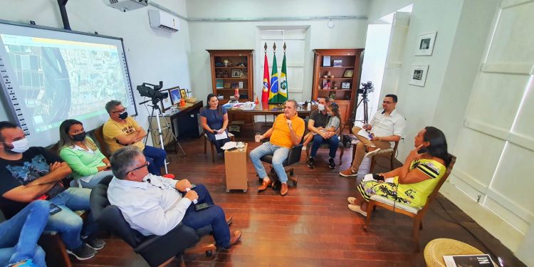 Bismarck fala à população aracatiense direto da Prefeitura Municipal em transmissão realizada pela Sinal