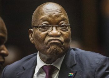 Jacob Zuma, ex-presidente da África do Sul, entrega-se à prisão