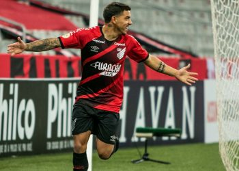 Athletico-PR vence Fortaleza e dorme na liderança do Brasileirão