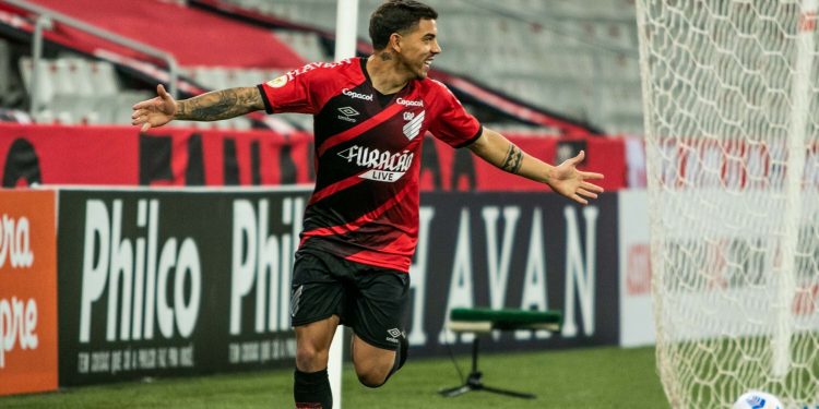 Athletico-PR vence Fortaleza e dorme na liderança do Brasileirão