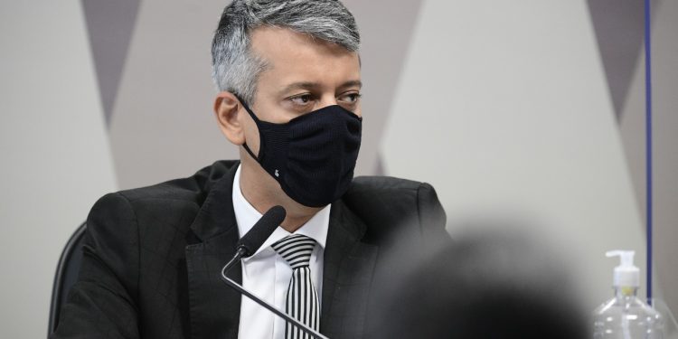 CPI da Covid: Ex-diretor confirma jantar, nega pedido de propina e deixa lacunas sobre encontro que chama de ‘acidental’
