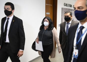 CPI dá início a sessão para ouvir servidora fiscal de contrato sob suspeita da Covaxin