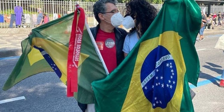 Paulo Betti pede Dadá Coelho em casamento durante manifestação