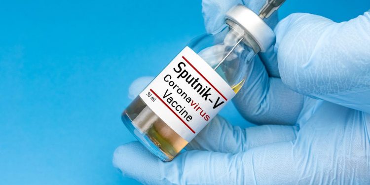 Estados assinam termo de compromisso para importar Sputnik V e esperam vacinas na próxima semana