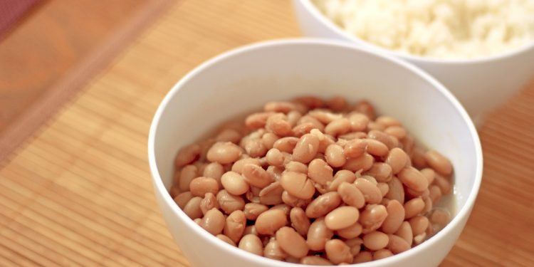 Inflação e desemprego afetam até o básico feijão com arroz na pandemia