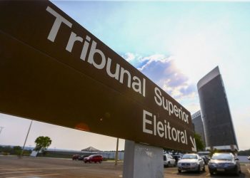 Onze partidos acionam TSE para que Bolsonaro preste esclarecimentos após live com mentiras sobre urnas