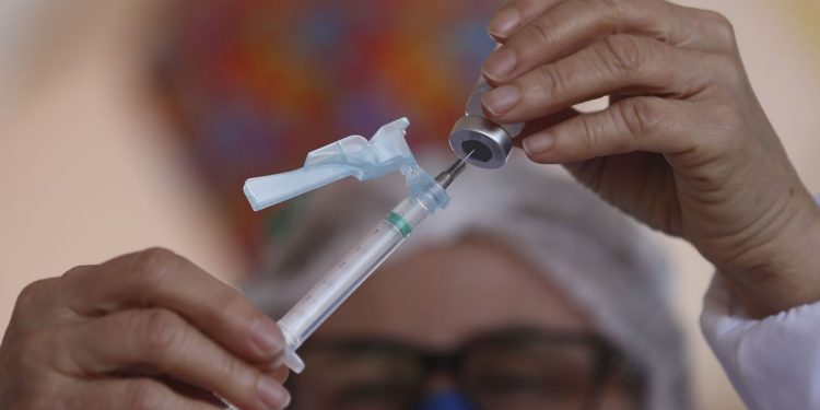 Covid-19: média de mortes no país atinge menor nível desde fevereiro