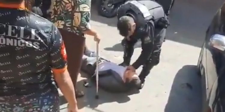 Advogado é algemado e leva socos de PM após defender flanelinha em Goiânia