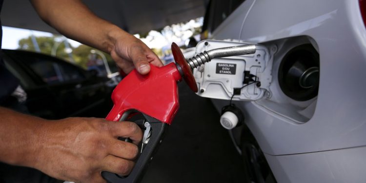 Litro da gasolina sobe R$ 0,09 nas refinarias da Petrobras