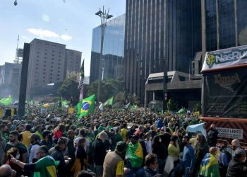 Bolsonaro insufla manifestantes com discurso golpista em atos pró-voto impresso pelo país