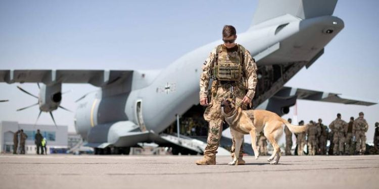 Crise continua no aeroporto de Cabul, e 17 afegãos se ferem em confusão