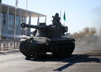 Único modelo de tanque em desfile de Bolsonaro chama atenção com fumaça preta